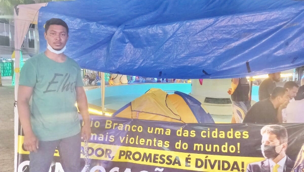 Após 35 dias acorrentado na frente do Palácio Rio Branco, jovem encerra protesto